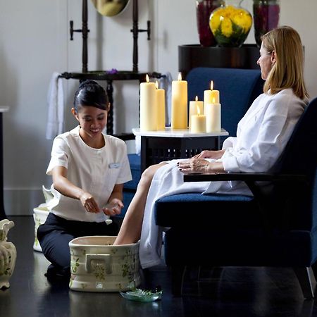 The Majestic Hotel Kuala Lumpur, Autograph Collection Eksteriør billede A foot massage