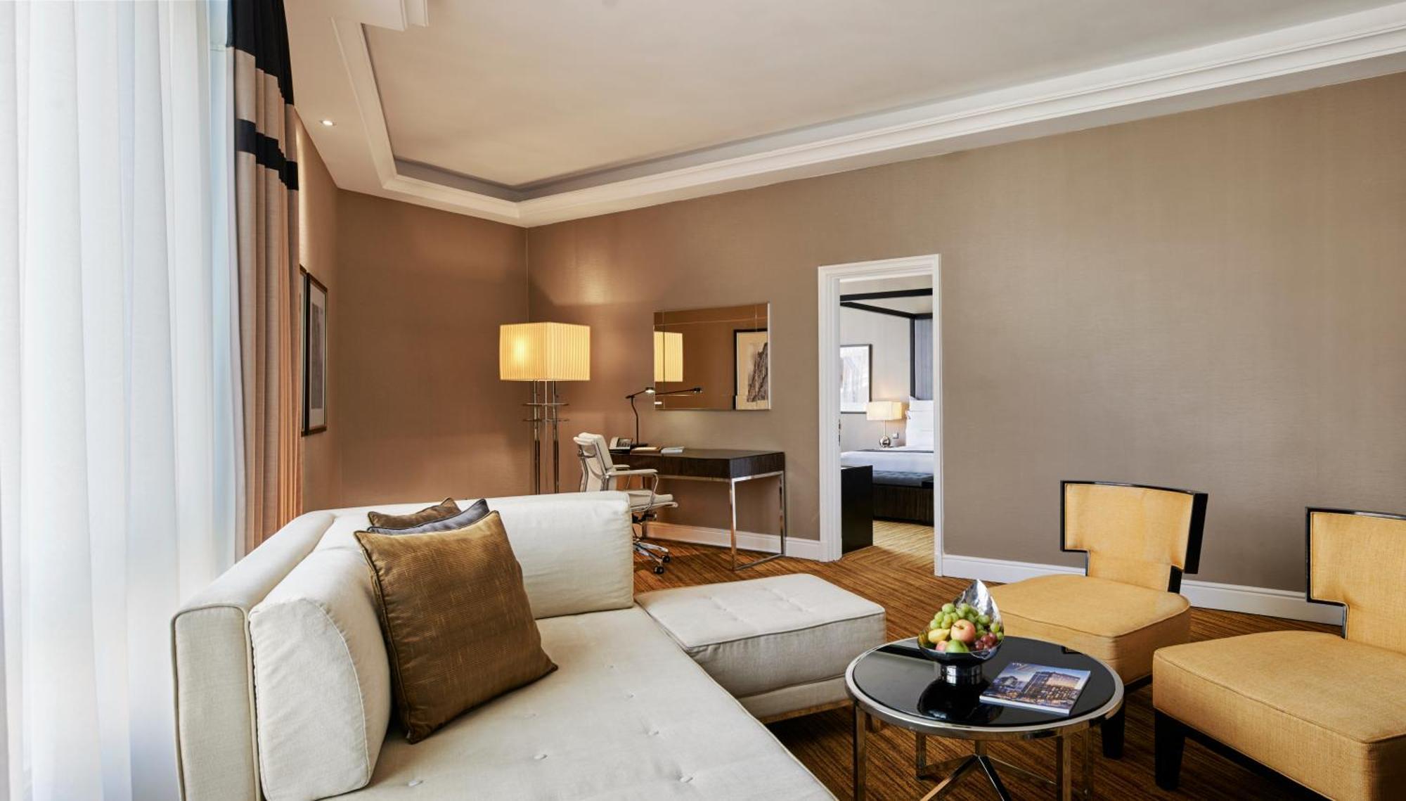 The Majestic Hotel Kuala Lumpur, Autograph Collection Eksteriør billede A suite at the Mandarin Oriental, Munich