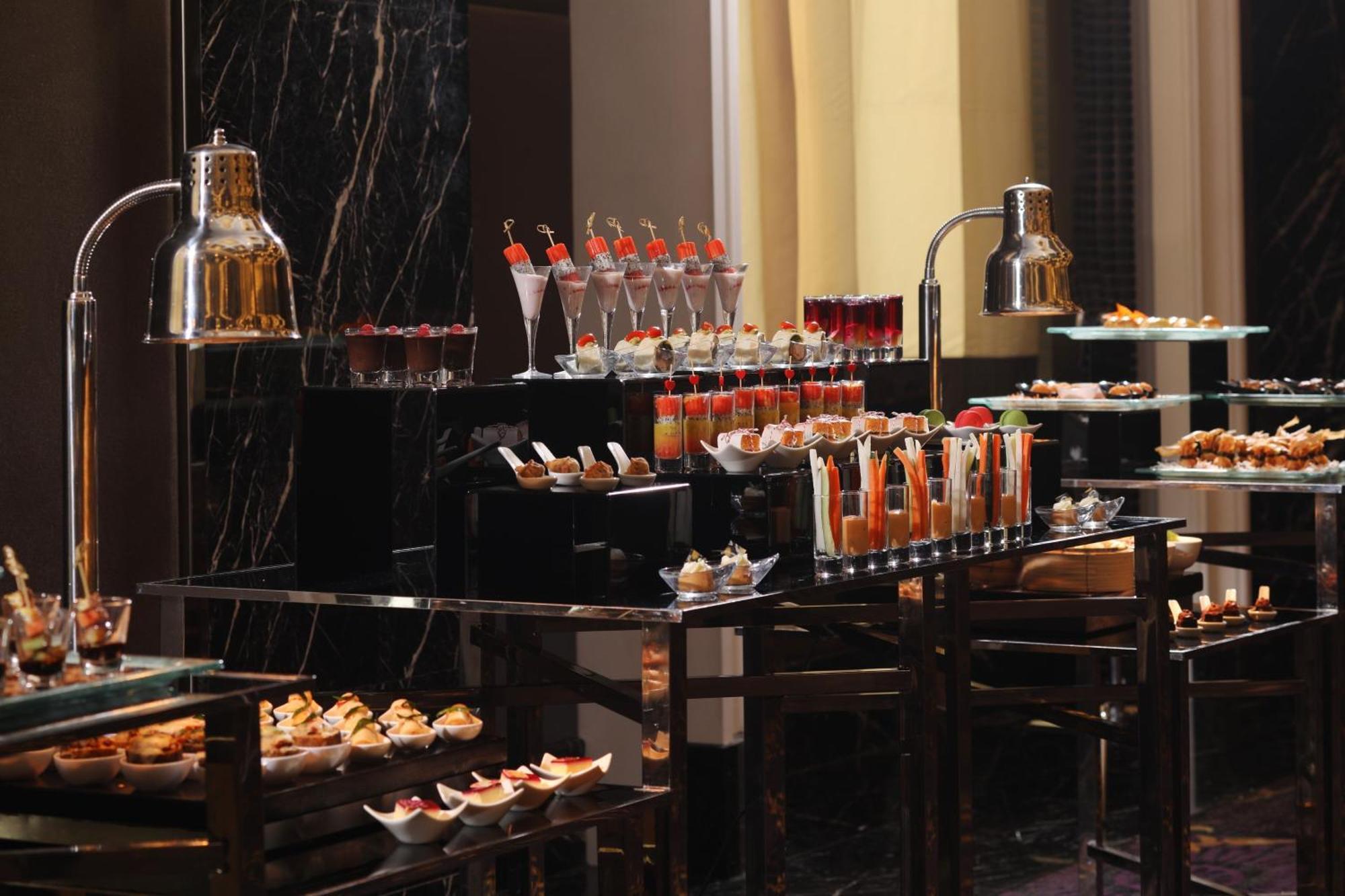 The Majestic Hotel Kuala Lumpur, Autograph Collection Eksteriør billede A buffet at a hotel