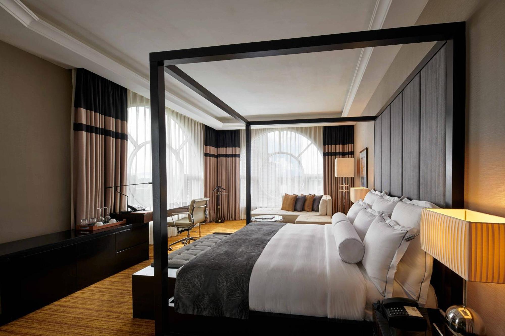 The Majestic Hotel Kuala Lumpur, Autograph Collection Eksteriør billede A bedroom at the Mandarin Oriental, Munich
