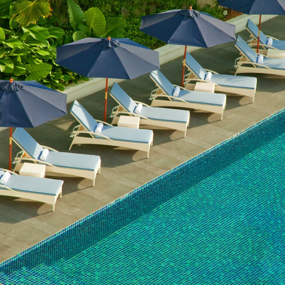 The Majestic Hotel Kuala Lumpur, Autograph Collection Eksteriør billede Sunloungers by a swimming pool